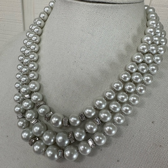 Gorgeous three strand pearl bead and rhinestone necklace - Picture 4 of 7